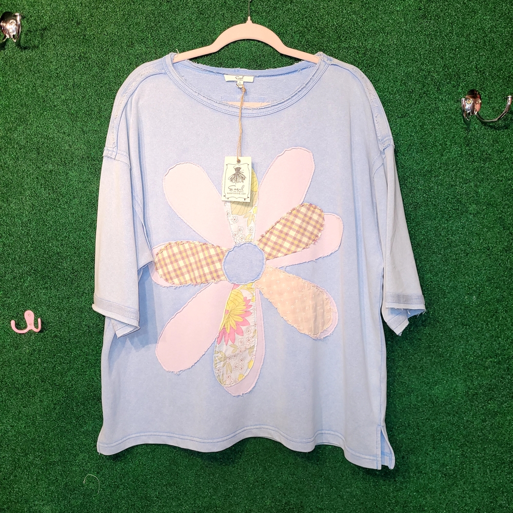 705 NWT Easel Floral Appliqué Oversized Top